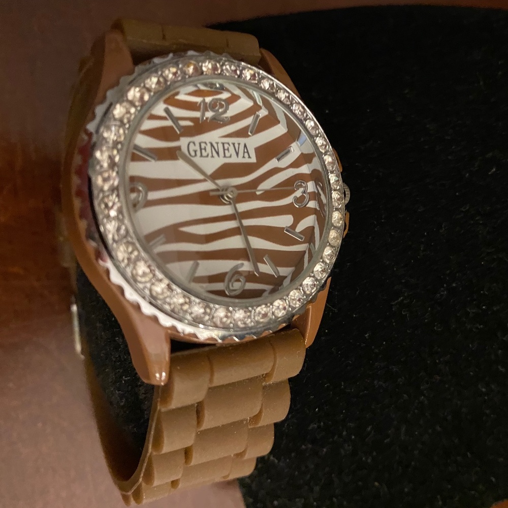 GENEVA Fashion Watch Brown Silicone Band Battery working